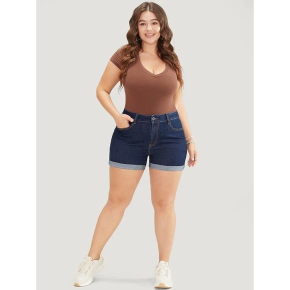BloomChic Pants - Skinny Very Stretchy Dark Wash Cuffed Hem Denim Shorts Size 24 NWT